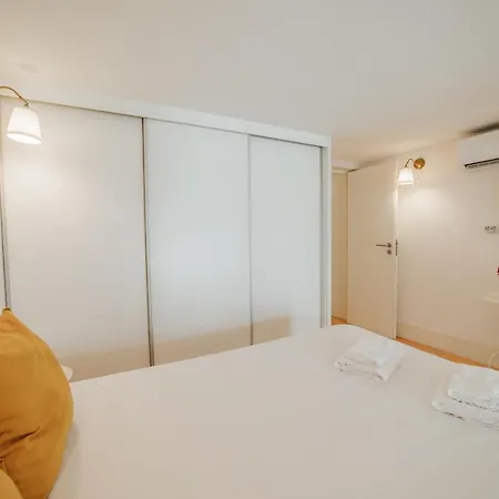 Historic & Sunny Mezzanine Bolhao By Vacationy Porto